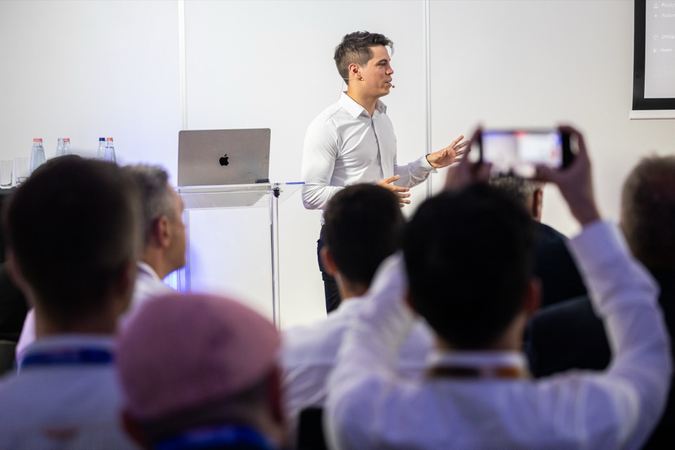 Kiss Domonkos AI-előadást tart konferencián